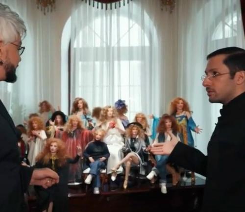 Филипп Киркоров настолько благороден Алле Борисовне, что хранит у себя дома коллекцию ее кукол. 01