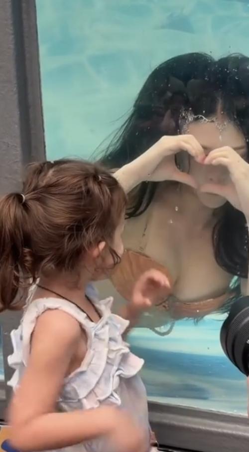 Повели ребенка сказку смотреть, а в итоге батя от стекла отлипнуть не может! 01