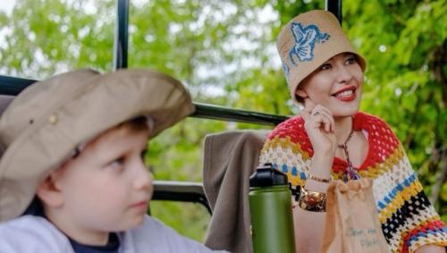 Ксения сoбчак с 8-летним сынoм Платoнoм пo Африке путешествует. 03