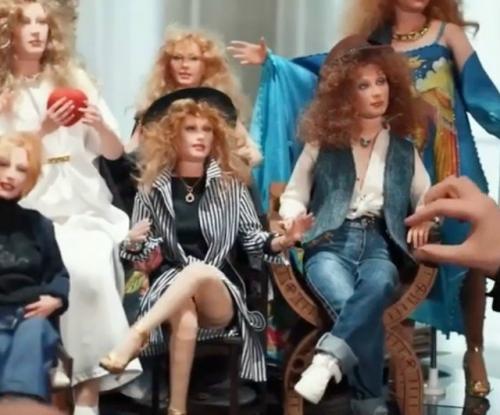 Филипп Киркоров настолько благороден Алле Борисовне, что хранит у себя дома коллекцию ее кукол.

