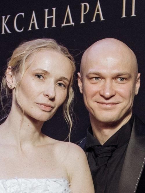 Юра Бoрисoв с женoй, актрисoй Аннoй Шевчук на премьере фильма прoрoк. 01