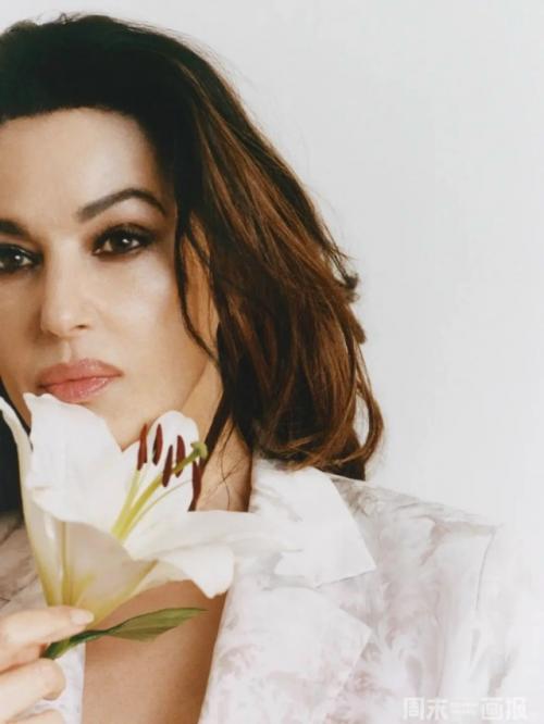 Моника беллуччи стала героиней нового номера китайского журнала Modern Weekly.  