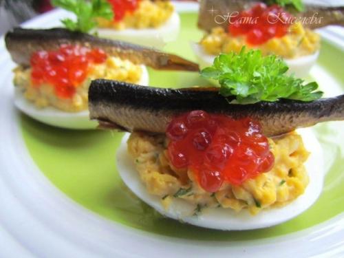 Фаршированные яйца со шпротами и красной икрой. 04