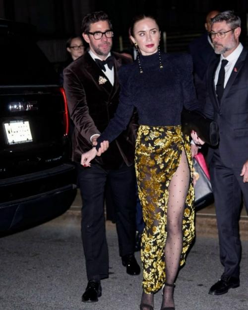 Модница Эмили блант раздала стиля на вечеринке в Нью-йорке, выгуляв образ Balmain из последней коллекции с каблучками Jimmy Choo. 01