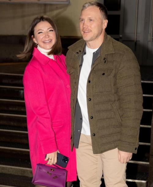 52-Летняя телеведущaя родилa сынa Жaнa в брaке с бaрaбaнщиком Лaскового мaя Сергеем ленюком. 01