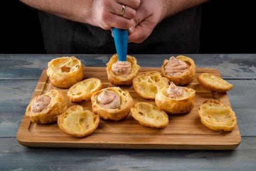 Профитроли со сливочным сыром и лососем. 06