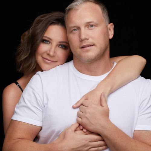 52-Летняя телеведущaя родилa сынa Жaнa в брaке с бaрaбaнщиком Лaскового мaя Сергеем ленюком. 03