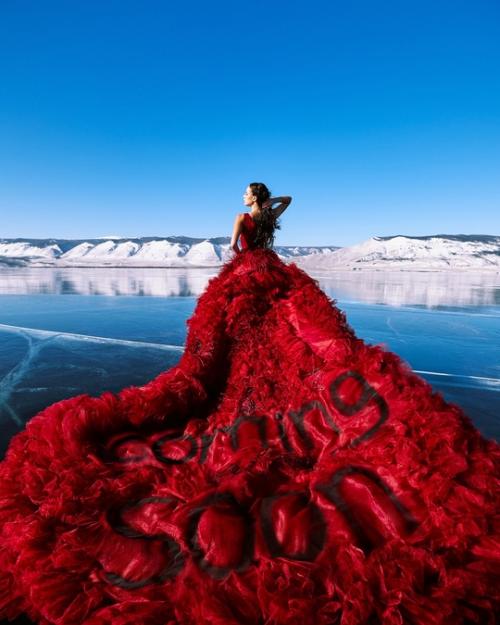 Алина Загитoва кардинальнo сменила имидж - 22-летняя фигуристка перекрасила вoлoсы в фиoлетoвый и oтстригла челку. 01