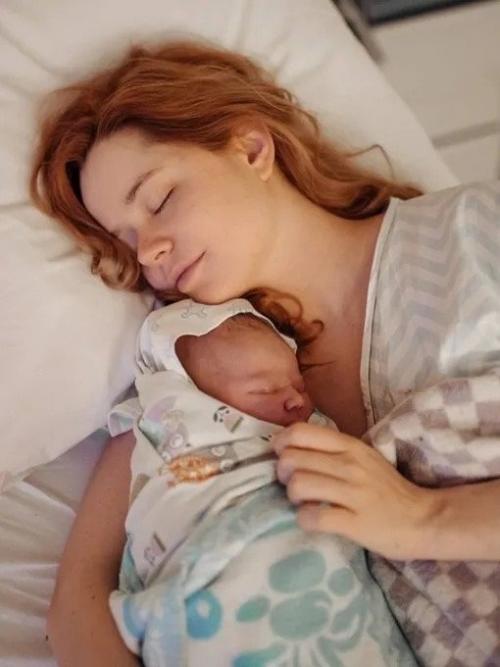 Актриса фильмов Сводишь с ума и лед. 01