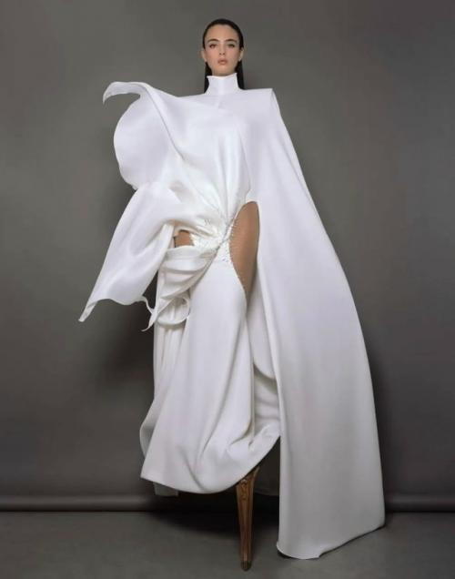 21-Летняя дочь Моники беллуччи и Венсана Касселя дева стала героиней нового номера журнала Num ro. 
