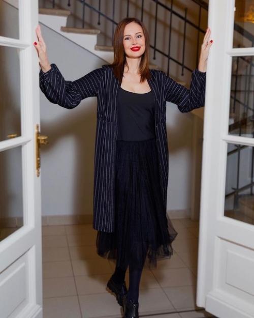 55-Летняя актриса Ирина Безрукова доказывает, что развод - это не конец жизни. 01