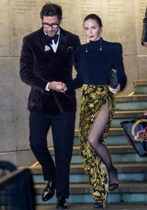 Модница Эмили блант раздала стиля на вечеринке в Нью-йорке, выгуляв образ Balmain из последней коллекции с каблучками Jimmy Choo.  