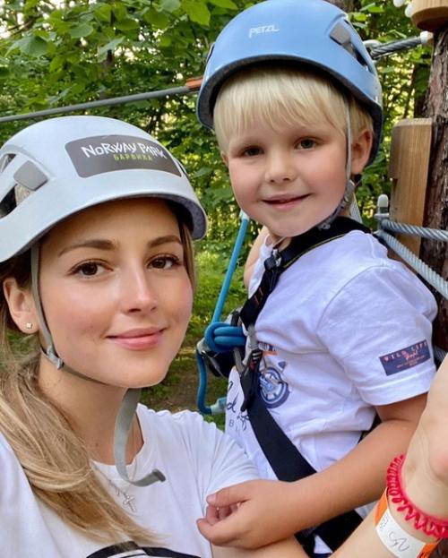 Анна Михаи ловская с сыном на отдыхе. 03