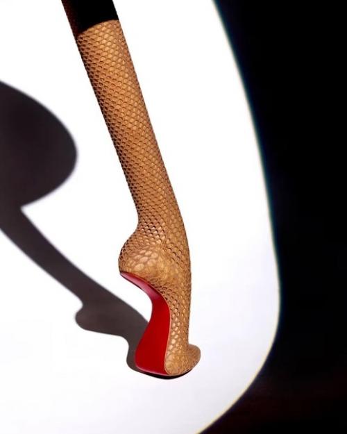 У всех стульев есть ножки, но поистине особенная коллаборация вышла у Christian Louboutin х Pierre Yovanovitch. 02