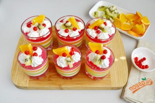 Слоеное желе в стаканчиках.