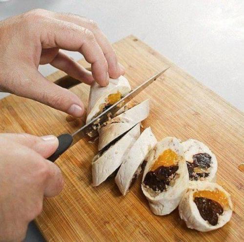 Паровой куриный рулет с мандаринами и черносливом. 07