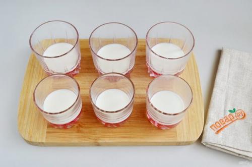Слоеное желе в стаканчиках.