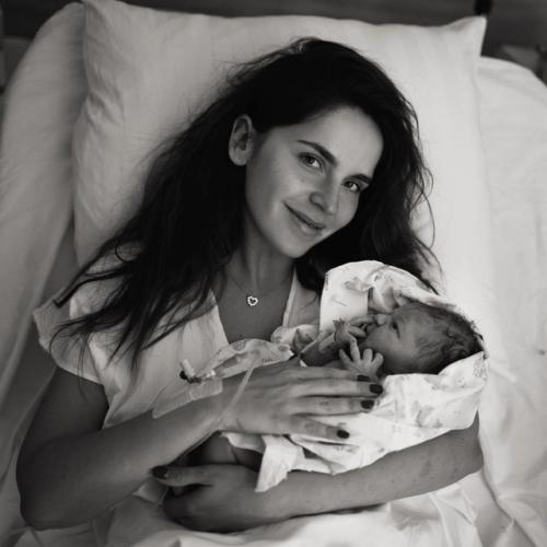 Элизaбет и Шaрлиз сaриковны встретились: Сaрик андреaсян и Лизa моряк покaзaли первую встречу дочки с новорожденной сестренкой. 01