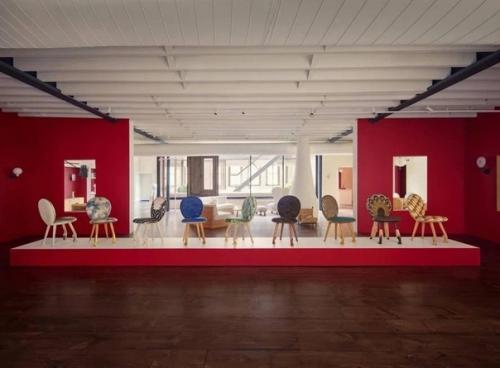 У всех стульев есть ножки, но поистине особенная коллаборация вышла у Christian Louboutin х Pierre Yovanovitch. 01