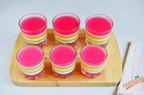 Слоеное желе в стаканчиках.
