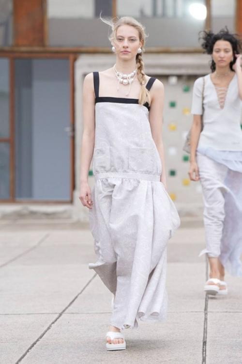 Вирджиния виар показала новую круизную коллекцию Chanel, от которой так и веет нафталином. 01