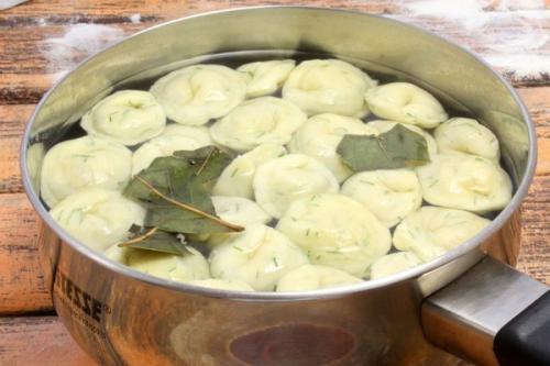 Домашние пельмени из теста с зеленью. 09