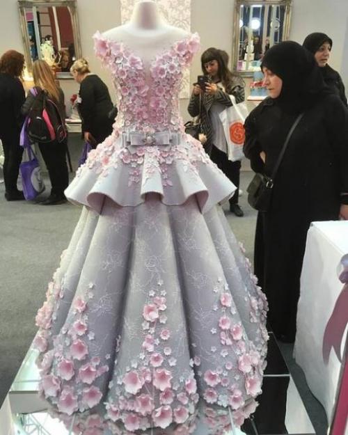 Британская пекарня свадебный торт в виде создала.