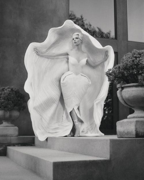 Пожалуй, звание самой красивой обложки этого месяца достается журналу Variety с Аней Тейлор - Джой. 01