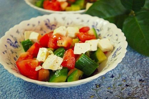 Овощной салат с сыром Фета. 04