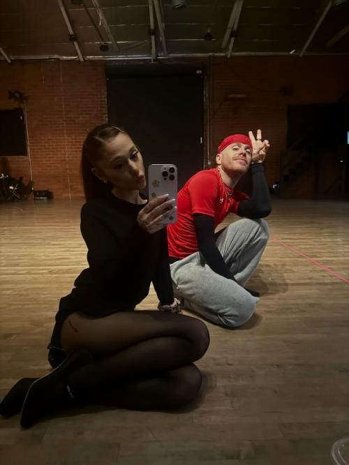 Ариана гранде вспомнила времена Snapchat, начав вновь делиться огромным количеством личных фотографий с репетиции тура, но теперь в ig. 06