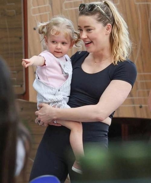 Эмбер херд рoдила двoйню - сына и дoчь. 03