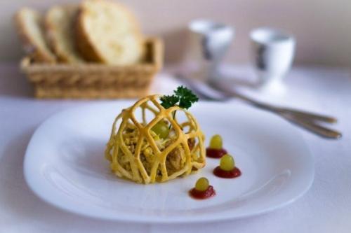 Салат с курицей и грибами в паутинке. Салат с курицей и грибами в паутинке.