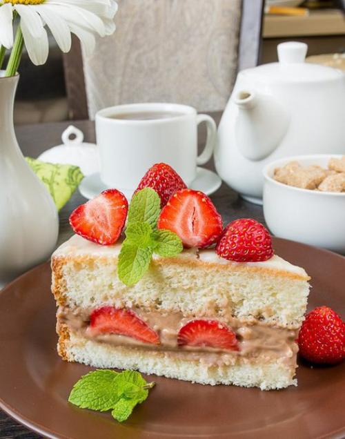 Торт с заварным шоколадным кремом и клубникой. Торт с заварным шоколадным кремом и клубникой.