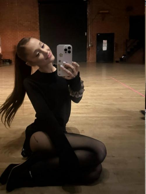 Ариана гранде вспомнила времена Snapchat, начав вновь делиться огромным количеством личных фотографий с репетиции тура, но теперь в ig. 

