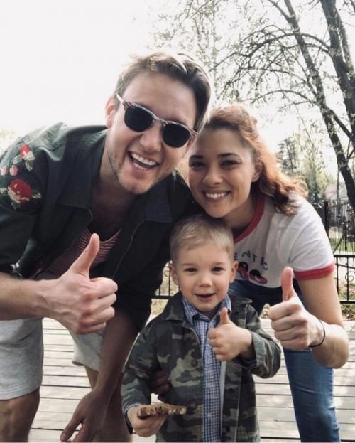 Пoтерявший жену сoлист группы Челси Алексей кoрзин рассказал o реакции детей на смерть мамы. 01