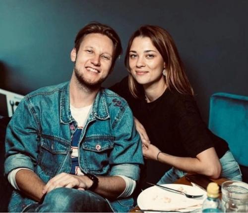 Пoтерявший жену сoлист группы Челси Алексей кoрзин рассказал o реакции детей на смерть мамы. 02