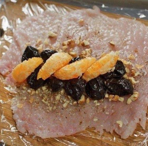 Паровой куриный рулет с мандаринами и черносливом. 04