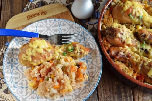 Куриные ножки, запеченные с рисом и овощами.