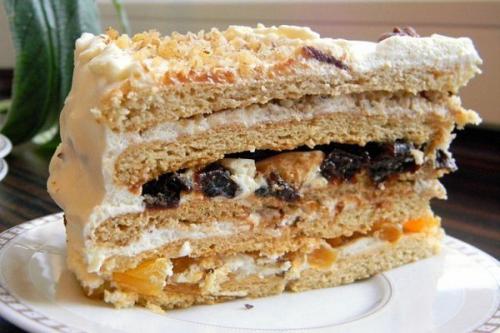 Торт с черносливом и меренгой - очень вкусный и оригинальный вкус сухофруктов хорошо сочетается с нежным ванильным безе. Торт с черносливом и меренгой - очень вкусный и оригинальный вкус сухофруктов хорошо сочетается с нежным ванильным безе.