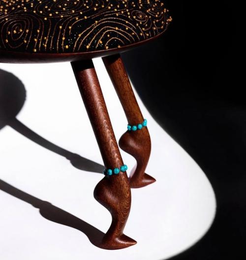 У всех стульев есть ножки, но поистине особенная коллаборация вышла у Christian Louboutin х Pierre Yovanovitch. 04