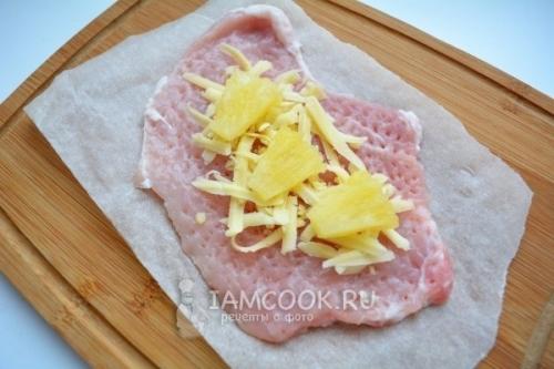 Рулетики из свинины с ананасами и сыром. 04
