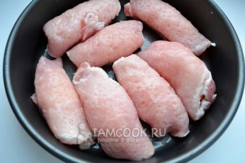 Рулетики из свинины с ананасами и сыром. 06