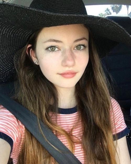 Та самая актриса, которая сыграла маленькую ренесми в фильме Сумерки. 01