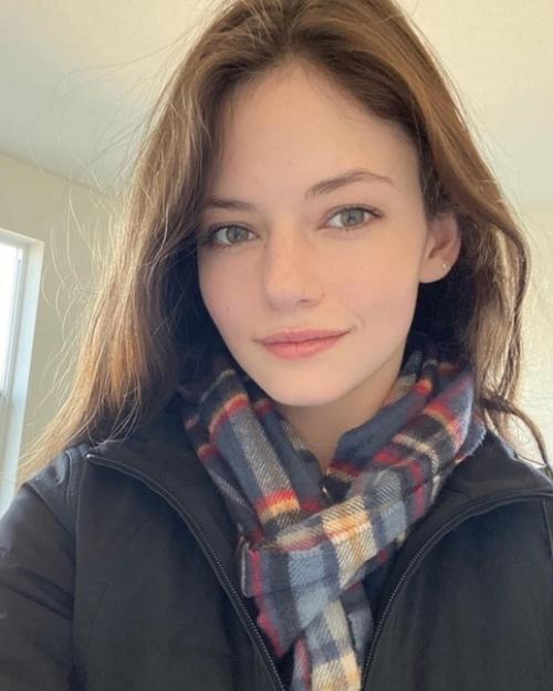 Та самая актриса, которая сыграла маленькую ренесми в фильме Сумерки. 03