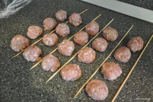 Шашлычки со слоёным тестом на шпажках. 03