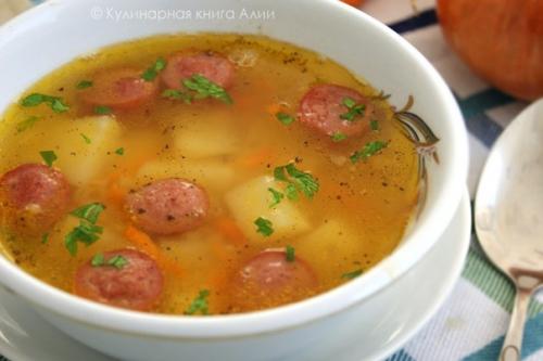 Чечевичный суп с копченой колбаской и чесночком. Чечевичный суп с копченой колбаской и чесночком.