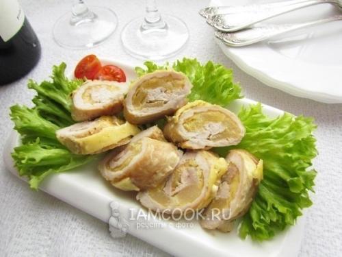 Рулетики из свинины с ананасами и сыром.