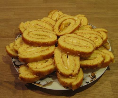 Быстрый рулет на сгущенном молоке. Быстрый рулет на сгущенном молоке.