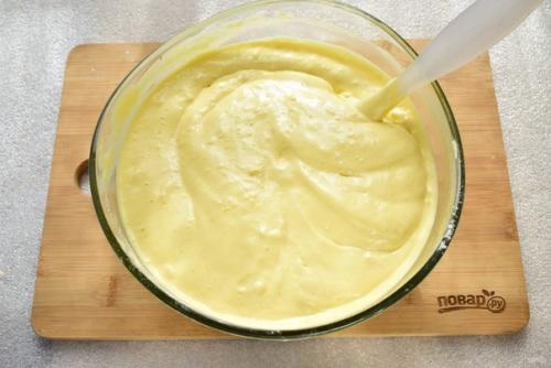 Шарлотка с курагой и яблоками.