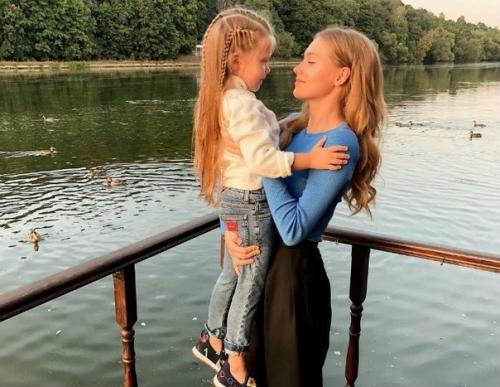 Милая малышка.  Не пойму на кого больше она похожа. 01